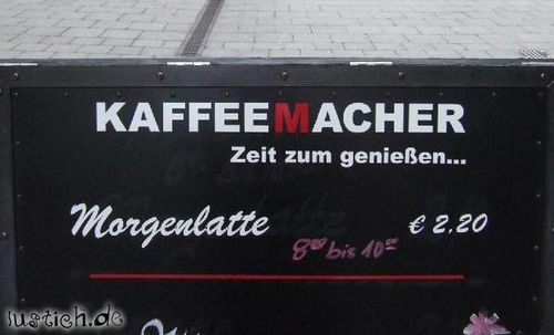Kaffeemacher bietet Morgenlatte Kaffeemacher bietet Morgenlatte