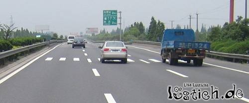 Fußgängerüberweg auf der Autobahn Fußgängerüberweg auf der Autobahn