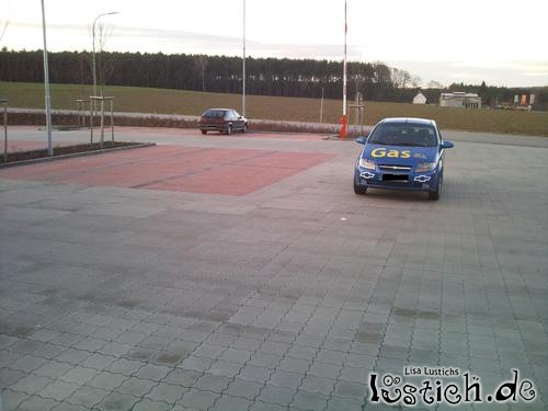 Frau am Parken Frau am Parken