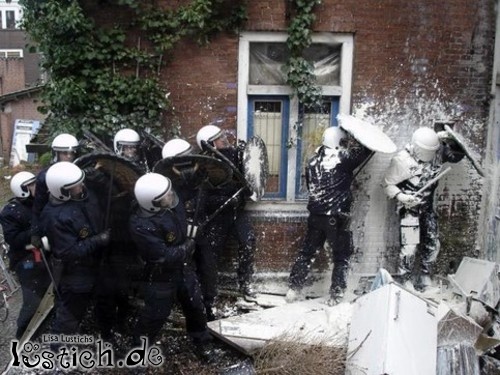 Polizei mit Farbe begossen Polizei mit Farbe begossen