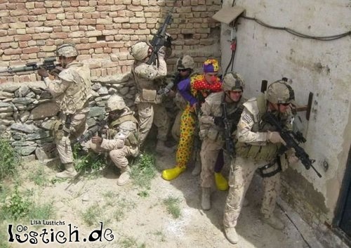 Soldaten mit Clown Soldaten mit Clown