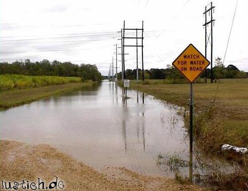 Wasser auf der Straße Wasser auf der Straße