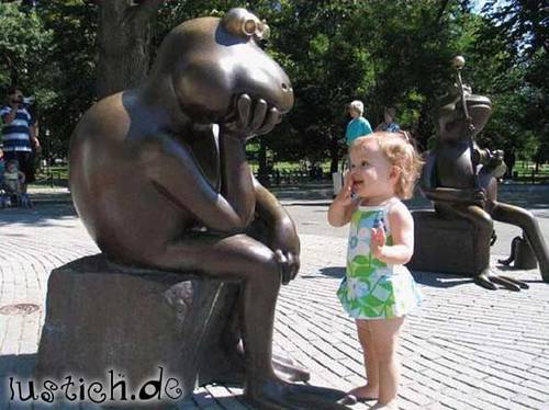 Baby und Statue Baby und Statue