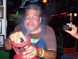 Mensch gegen Luftdruckflasche