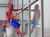 Spidermann als Fensterputzer