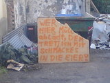 In die Eier treten