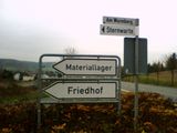 Materiallager im Friedhof