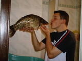 Mann k&uuml;sst Fisch