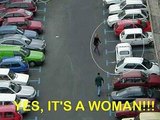 Frau und Parken