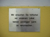 Unn&ouml;tiger L&auml;rm vor einem Lokal