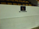 Sinnloses Schild f&uuml;r Rollstuhlfahrer