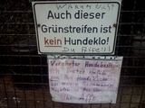 Affenschild beim Schrebergarten