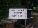 Nicht in die Duschen kacken