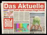 Kind hebt Kopf hoch