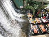 Essen unterm Wasserfall