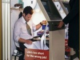 Mann im Bankautomat