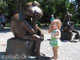 Baby und Statue