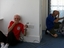 Mann spielt streich