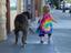 Kleines Kind mit Hund
