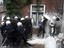 Polizei mit Farbe begossen