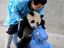 Pandababy auf Schaukelpferd