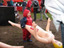 Junge mit Gummipuppe