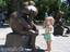 Baby und Statue