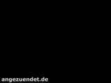 Weihnachtsbaum angez&uuml;ndet