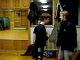 Typ rennt gegen eine Wand
