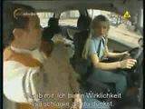 Blondine lernt Auto fahren