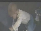 Baby erschreckt sich beim Furzen