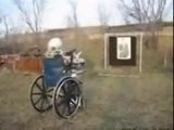 Oma mit Sturmgewehr