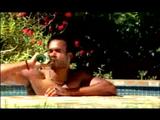 Zwei M&auml;nner im Pool