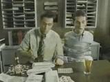 M&auml;nner die Briefmarken lecken beim Postamt mit Bier