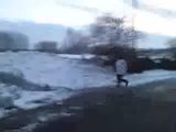Kind spielt im Schnee und f&auml;llt