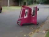 M&auml;dchen f&auml;hrt Einkaufswagen