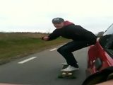 Skater am Auto