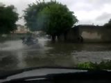 Motorroller auf &uuml;berfluteter Stra&szlig;e