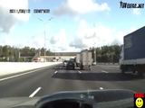 Truck fährt Slalom Truck fährt Slalom