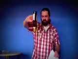 Bierflasche mit Zeitung &ouml;ffnen