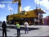 Kran kippt beim Verladen um Kran kippt beim Verladen um