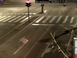 Mann macht Ampel kaputt