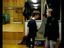 Dummer Junge springt gegen die Wand