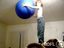 Kind knallt gegen die Wand
