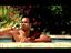 Zwei M&auml;nner im Pool