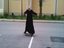 Priester mit Skateboard