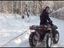 Motorschlitten zieht Snowboarder