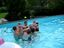 Mit Freunden im Pool