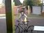 Lustiger Betrunkener mit Fahrrad