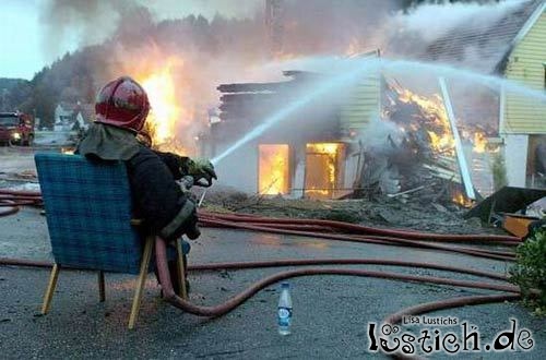 Ein ganz entspannter Feuerwehrmann Bild - lustich.de Ein ganz entspannter Feuerwehrmann Bild - lustich.de